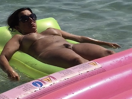 Amateur milf on nude vacation